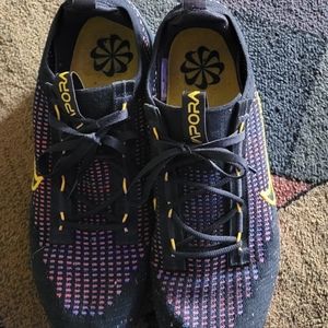 MENS 9 1/2 USED LIKE NEW NIKE,,